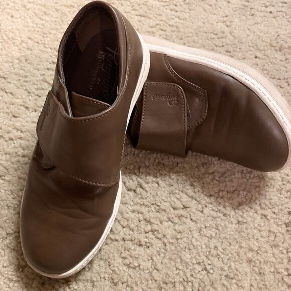 SALE 🎊PENGUIN UNISEX Leather BROWN VELCRO SNEAKER 2 - Picture 10 of 11
